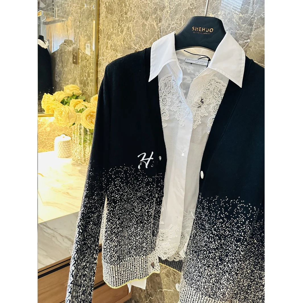 

Элегантный винтажный шерстяной кардиган с V-образным вырезом, градиентным узором «Звездное небо» и цветочным тюлем, создающий особую атмосферу, с изысканным и тонким дизайном для женщин.