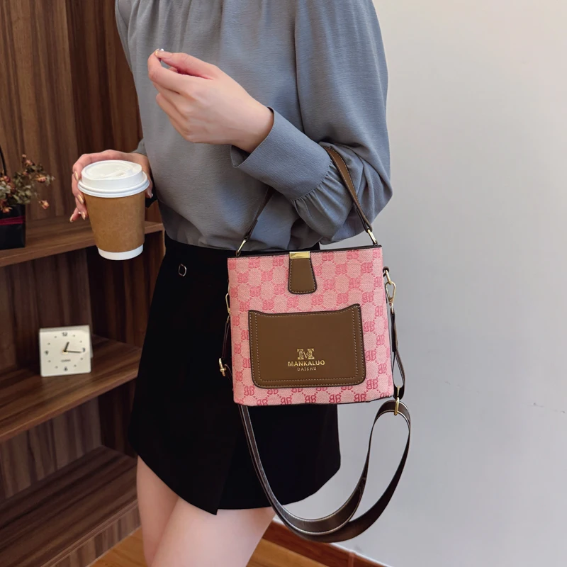 

Contemporary Vintage-Style Crossbody Messenger - Spacious Leather Bag With Trendy Letter Logo & Commuter Features