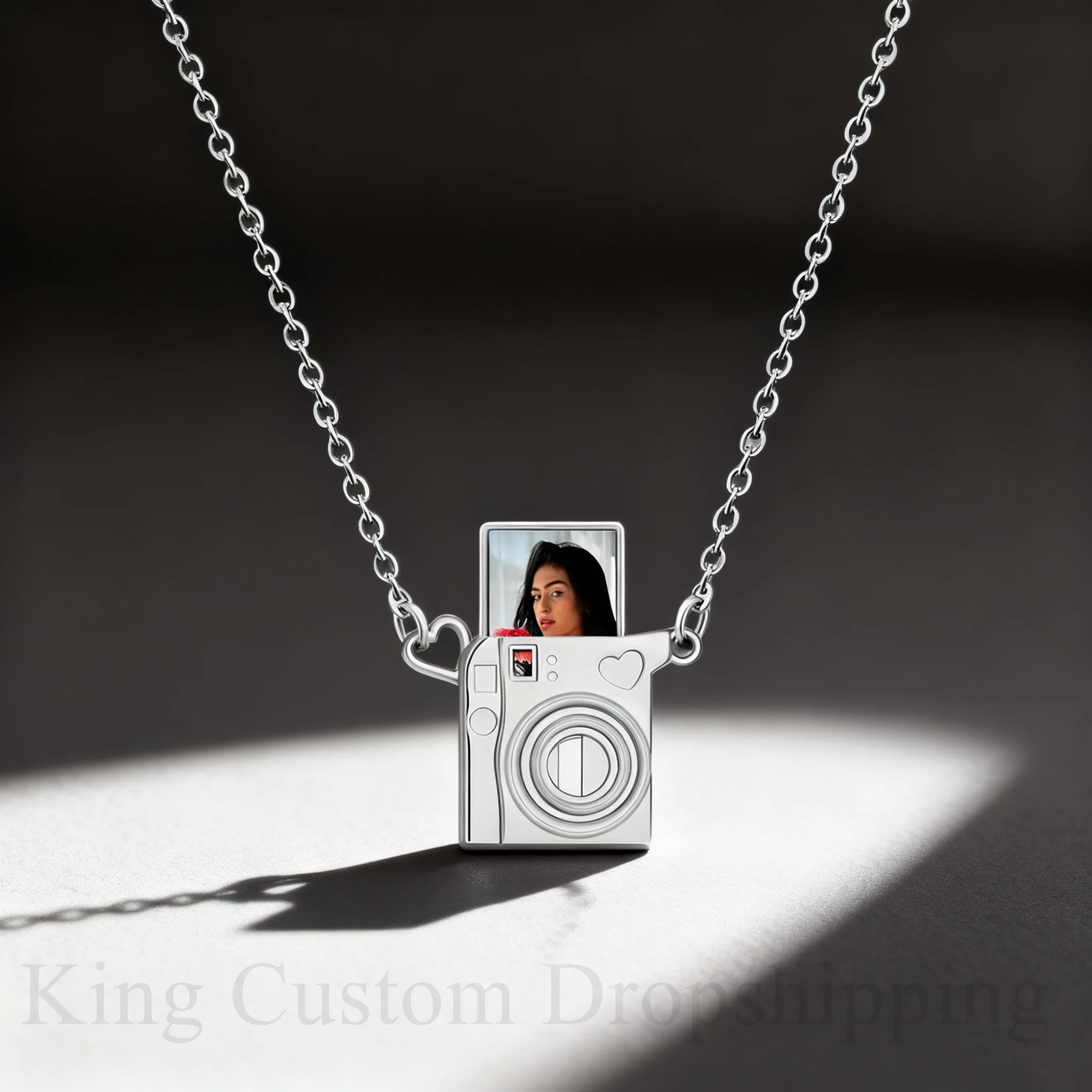 

Персонализированное ожерелье с подвеской в виде камеры с прорезью для фотографий — подходит для ежедневного украшения и подарка
