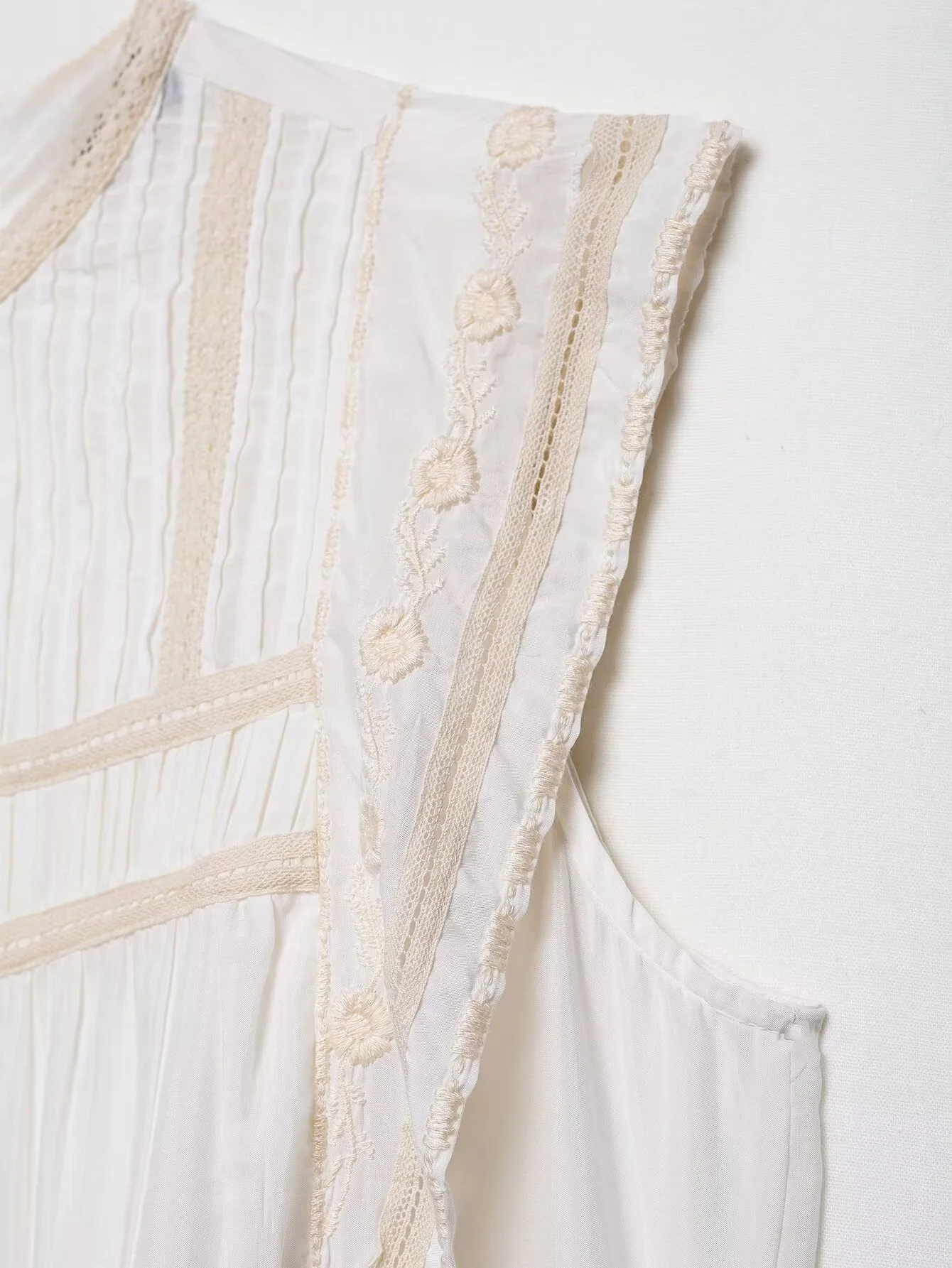 Damska koszulka bez rękawów z okrągłym dekoltem, z wykwintnym haftem, modna, uniwersalna, idealna na lato 2025.