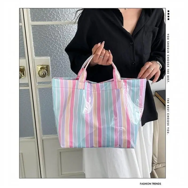 Diese wasserfeste PVC-Tragetasche verfügt über ein rosa-blau gestreiftes Design, ein großes Fassungsvermögen und eignet sich für Strand-Einkäufe. – Detail 7