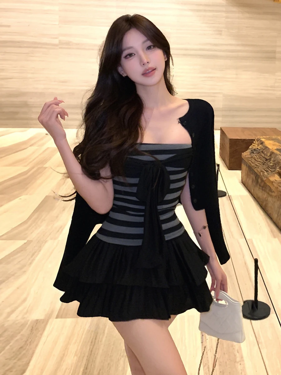 

Сладкий и пикантный комплект из вязаного кардигана в ретро-полоску и универсальной короткой юбки для женщин.