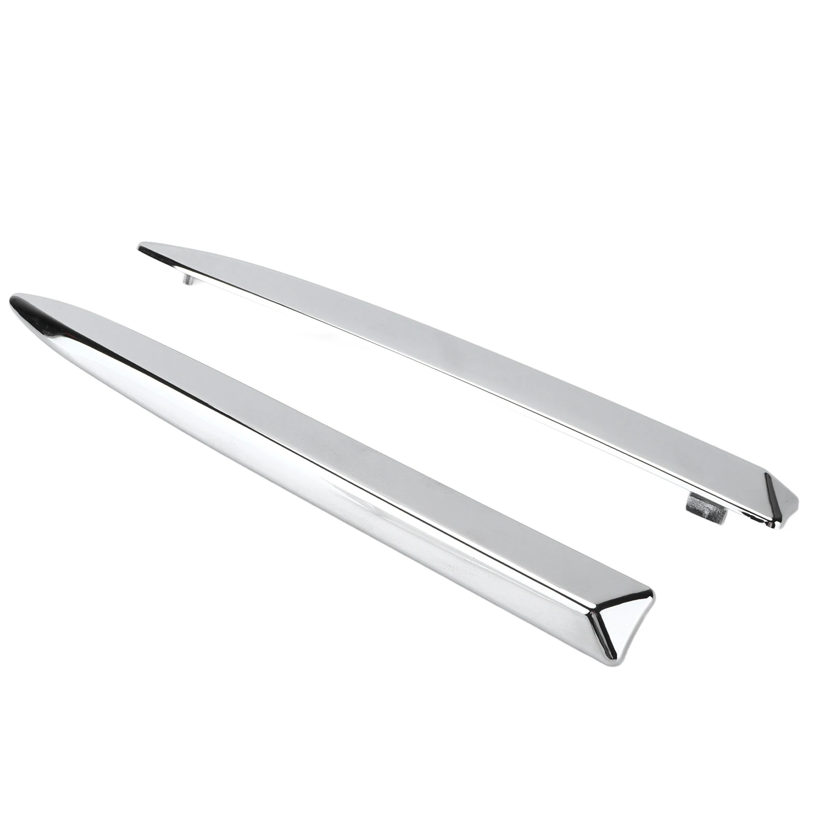 حافة من الكروم العلوي الأمامي للسيارة ، قطع غيار السيارة الخارجية ، صقل السيارة ، استبدال مصد من الكروم من من من من الداخل ،