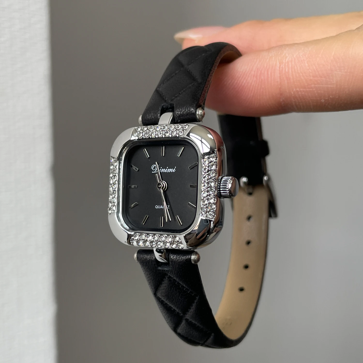 

Small and exquisite women's watch with sugar cube design, 2026 new style, brand watch, women's stainless steel wristwatch.