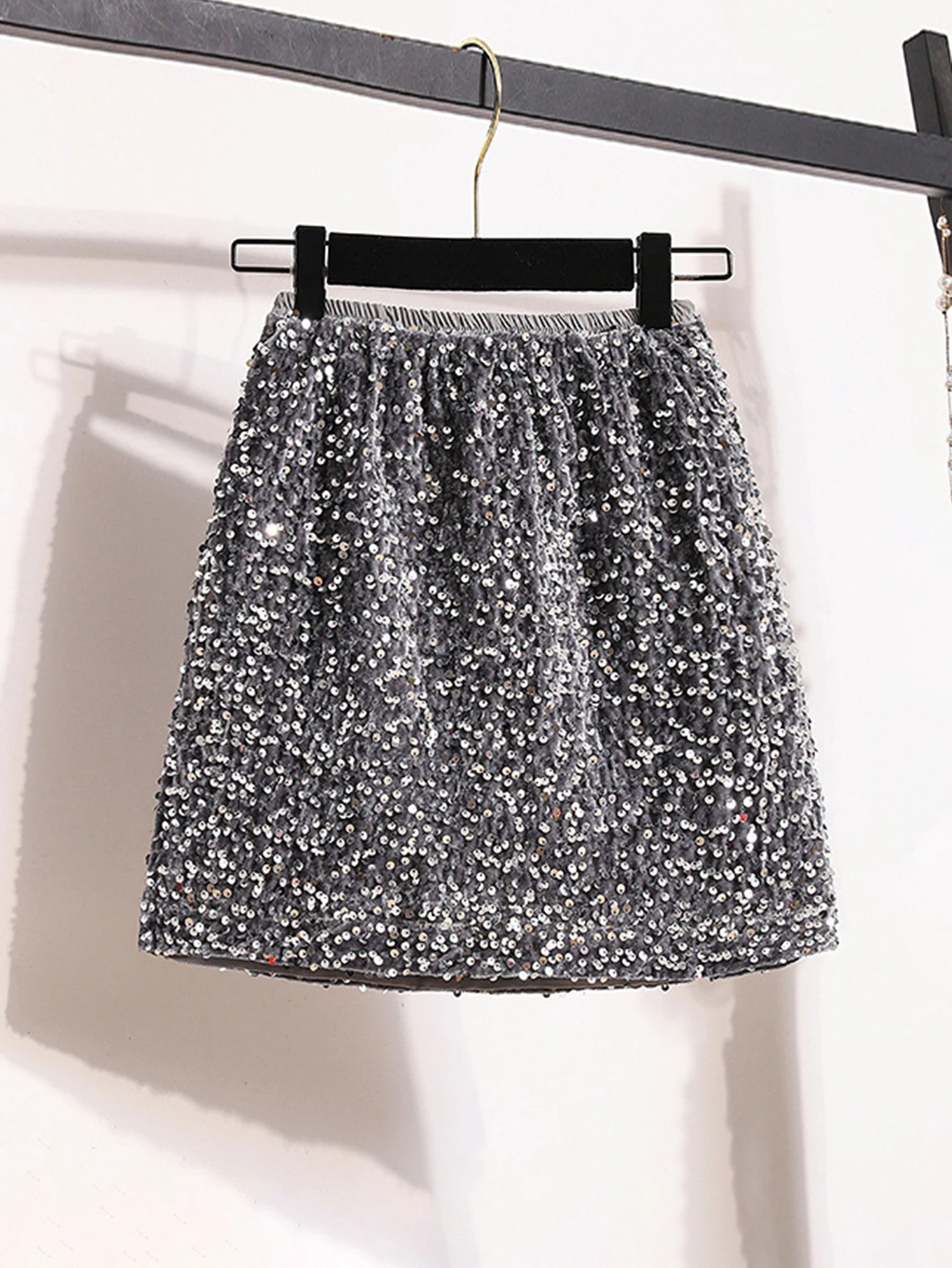 กระโปรงผู้หญิง ฤดูร้อน แฟชั่นฝรั่งเศส ประดับเลื่อม 2025 สวยสง่า เรียบหรู มินิทรงเอ เซ็กซี่ สำหรับใส่ไปไนต์คลับ