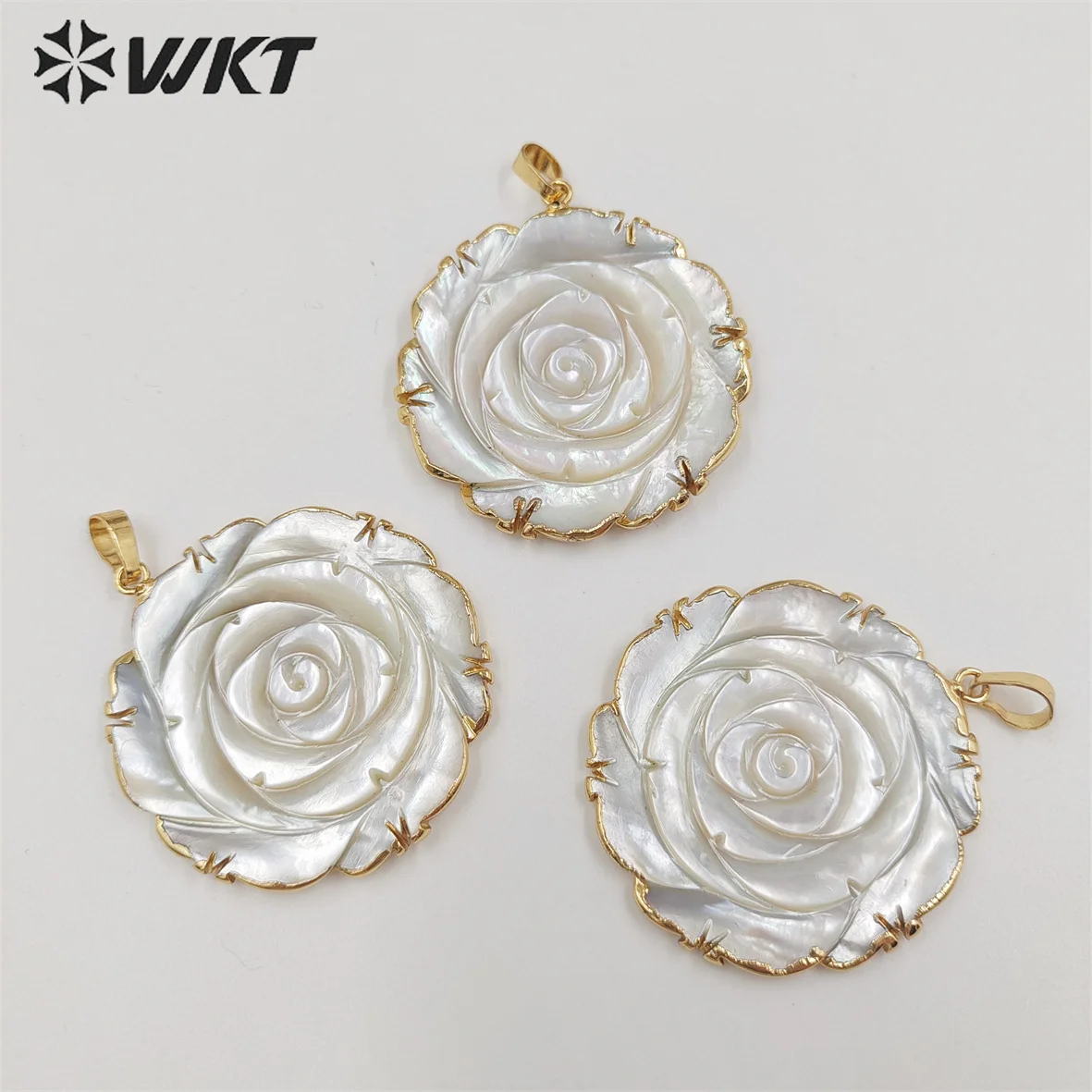 WT-JP309 Wholesale fashion gold plated on trim natural hand carved rose flower shell pendant lovely welding pendant