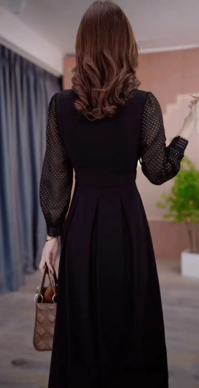 Advanced Fashion Dress with Elegant Cinched Waist Show Western-style Two Medium Long Heavy-duty Dresses Reduction and Vacation