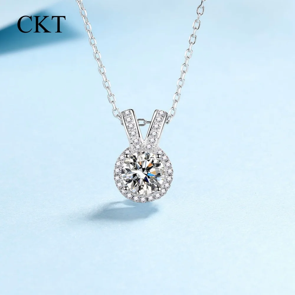 

CKT 1CT Luxury Round Real Moissanite Diamond V Shaped Necklaces for Women Original PT950 Platinum Chain Pendants Wedding Jewelry