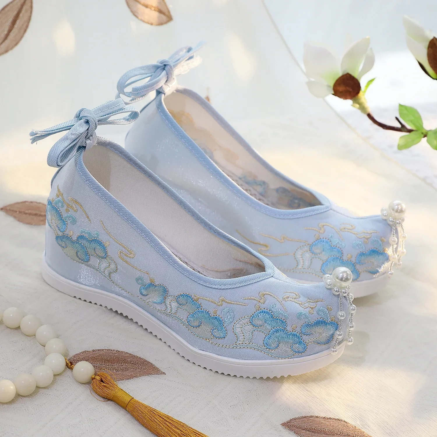 Scarpe ricamate con abito Hanfu antico in stile cinese Scarpe cosplay con rialzo interno con nappa di perle eleganti