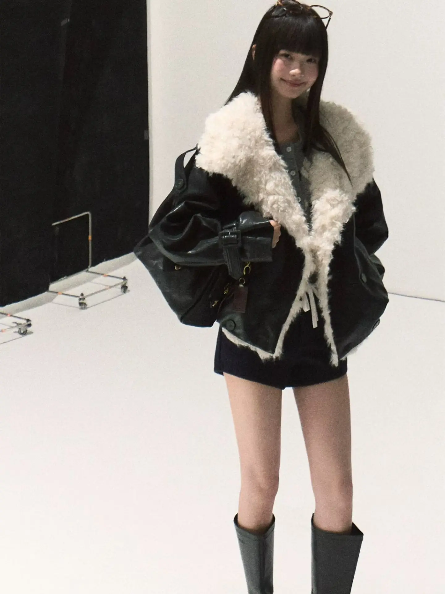 Moda in giacca da donna 2025 Giacca in vera pelle Pelliccia di lana femminile Risvolto grande Elegante cappotto corto da motociclista con