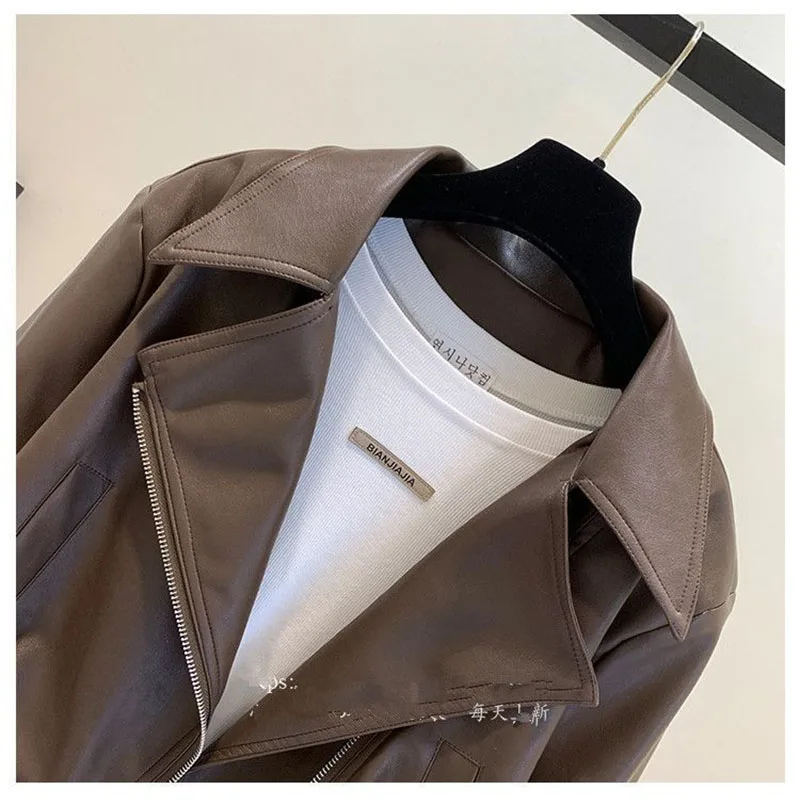 แจ็คเก็ตหนังสั้นแฟชั่นสำหรับผู้หญิง ฤดูใบไม้ผลิ 2026 สไตล์ใหม่ ปกเสื้อแบบลาペル หนัง PU อเนกประสงค์ เสื้อโค้ทสไตล์ไบค์เกอร์ เสื้อคลุม