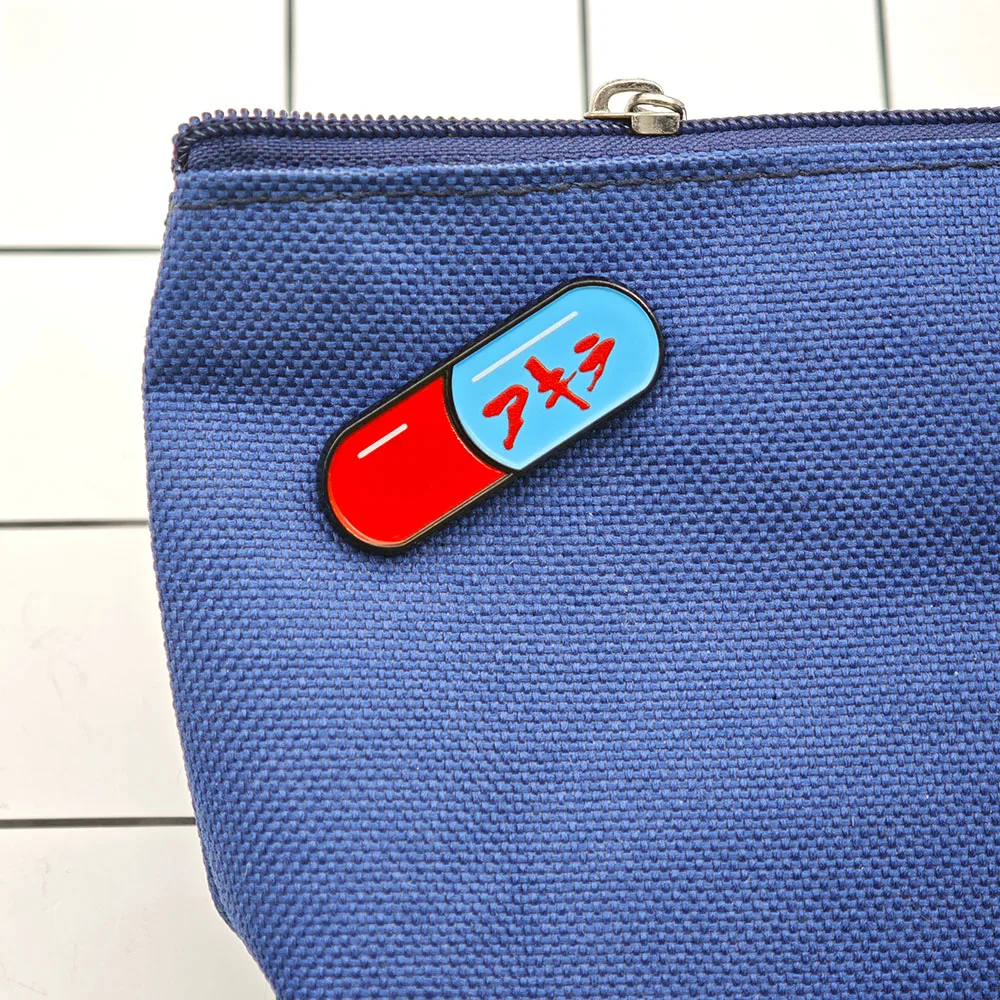 Akira Kapsel-Pillen Emaille-Pin Gut für die Gesundheit Schlecht für die Bildung Anime-Broschen Rot Blau Medizinische Anstecknadeln Geschenk für Punk-Fans – Detail 5