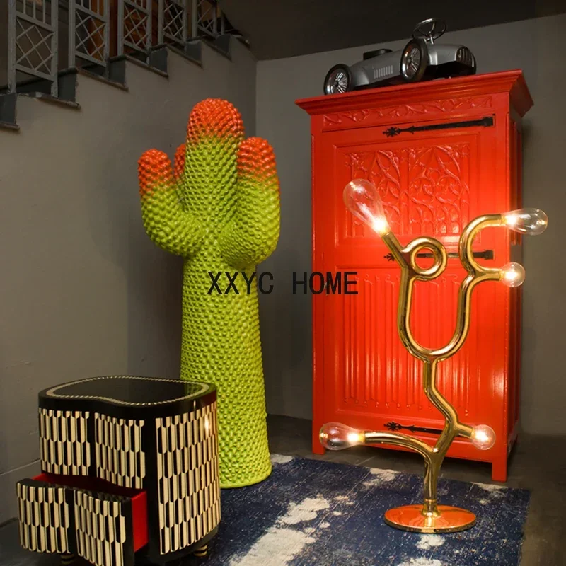 

Напольная скульптура-вешалка Cactus GRP для декора интерьера