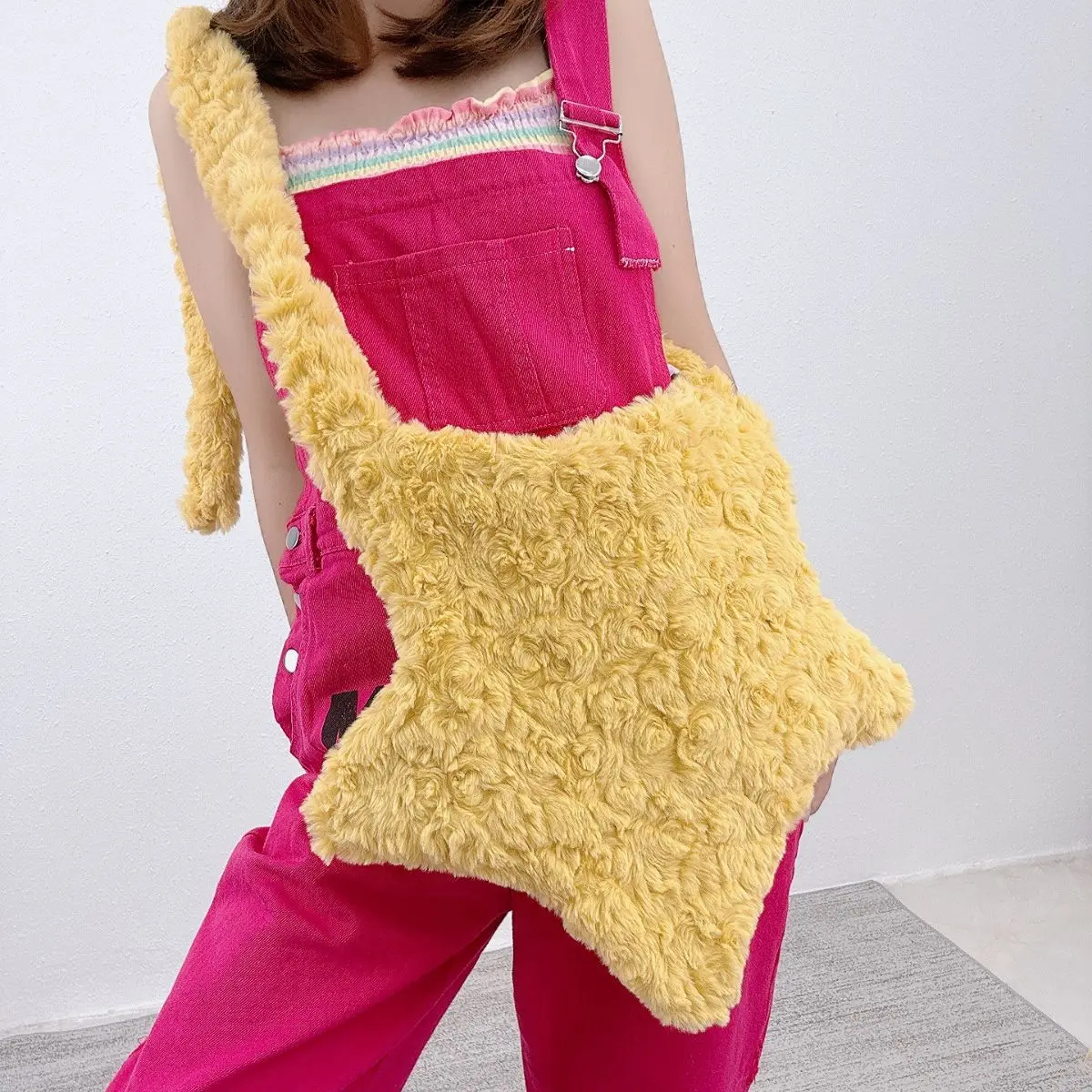 

2025 Новые шерстяные женские плюшевые сумки на плечо Y2k Hot Girls из искусственного меха с пятью звездами, модные женские меховые сумки-тоут