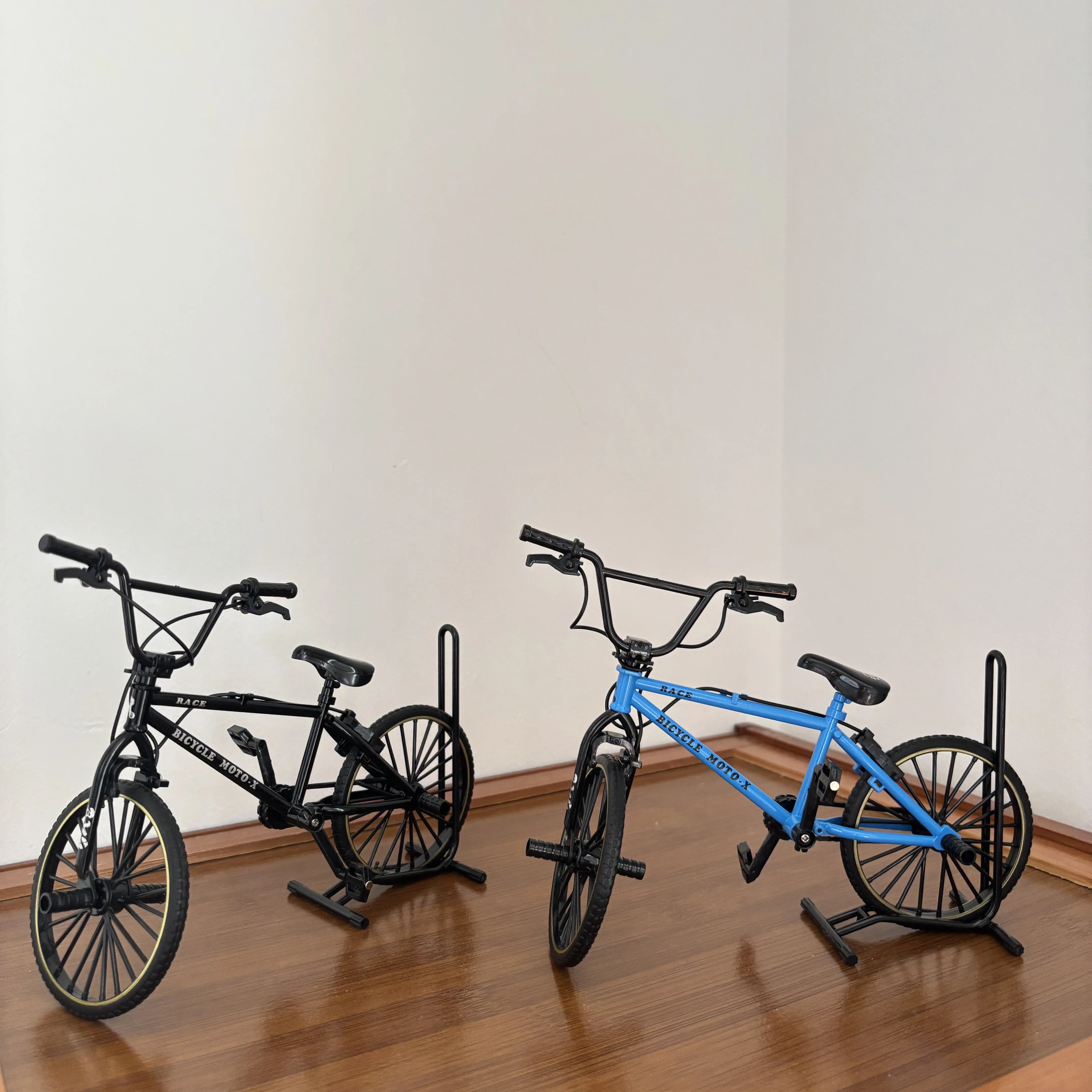 1: 8 Alloy Bicycle with Parking Rack Die Casting Decoration Mini Metal Bicycle Boy Toy Model 14+