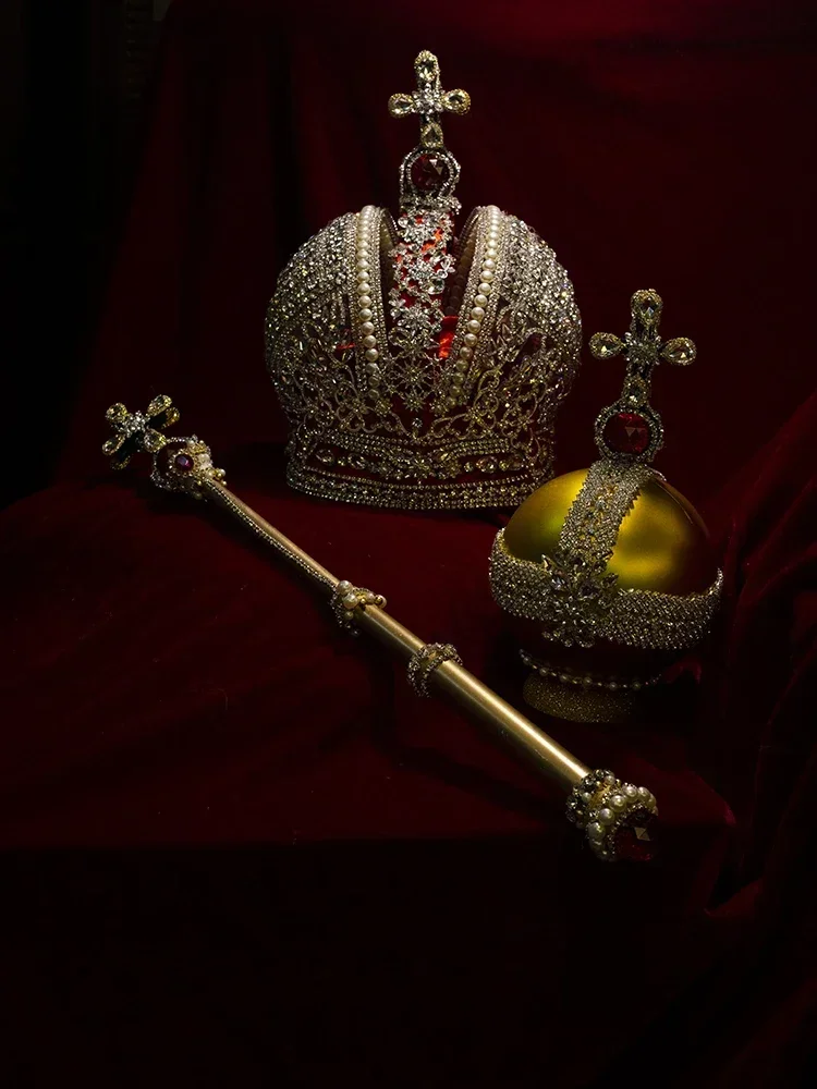 Catherine the Great was crowned with a crown bride crown lolita tiara, a cane for a photo in Harbin, Russia