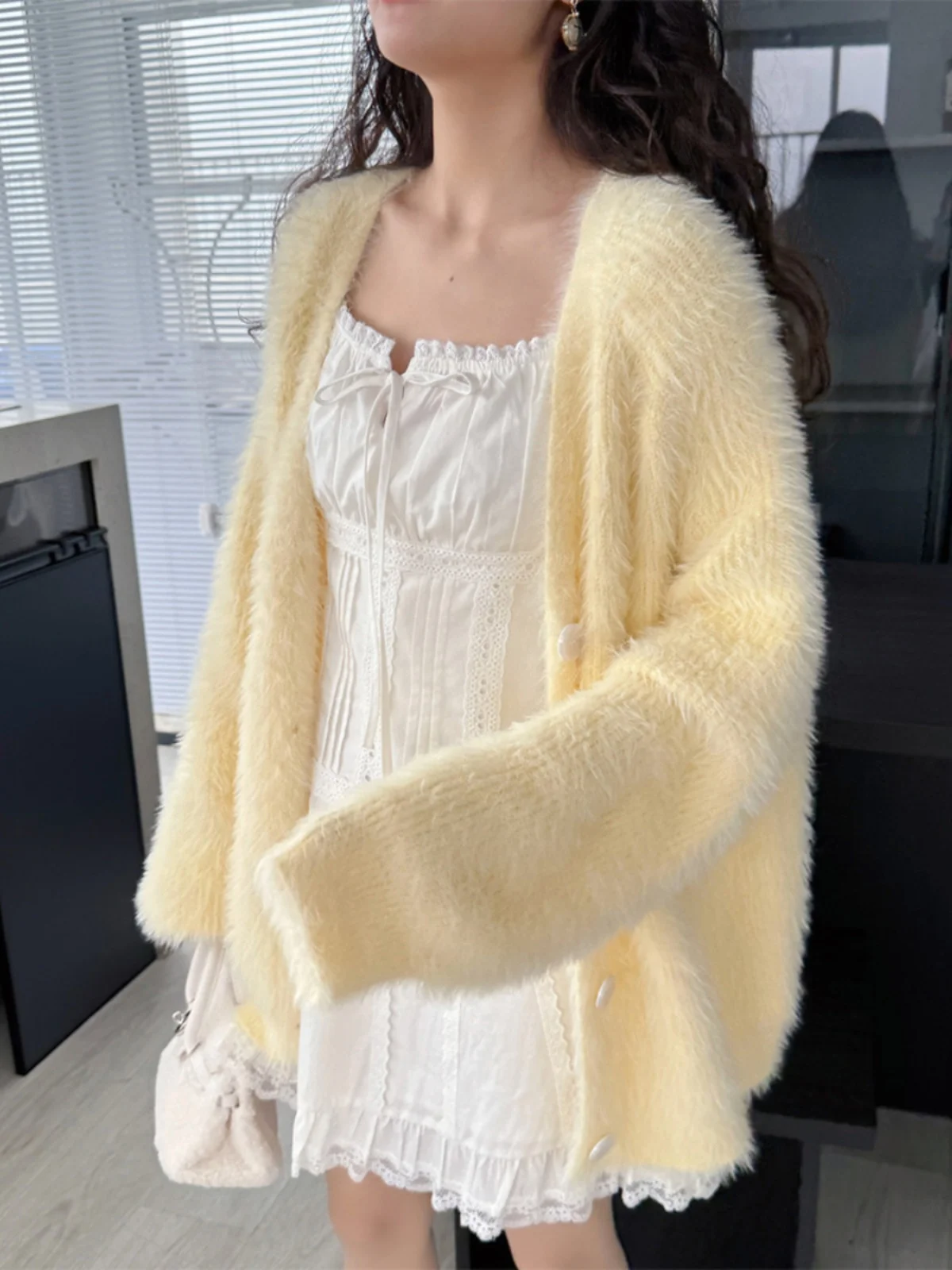 

Мягкая желтая вязаная верхняя одежда, женская весенне-осенняя новинка, норковый бархат, свободный вязаный кардиган Lazy Sle Fufu, длинный v-образный вырез...