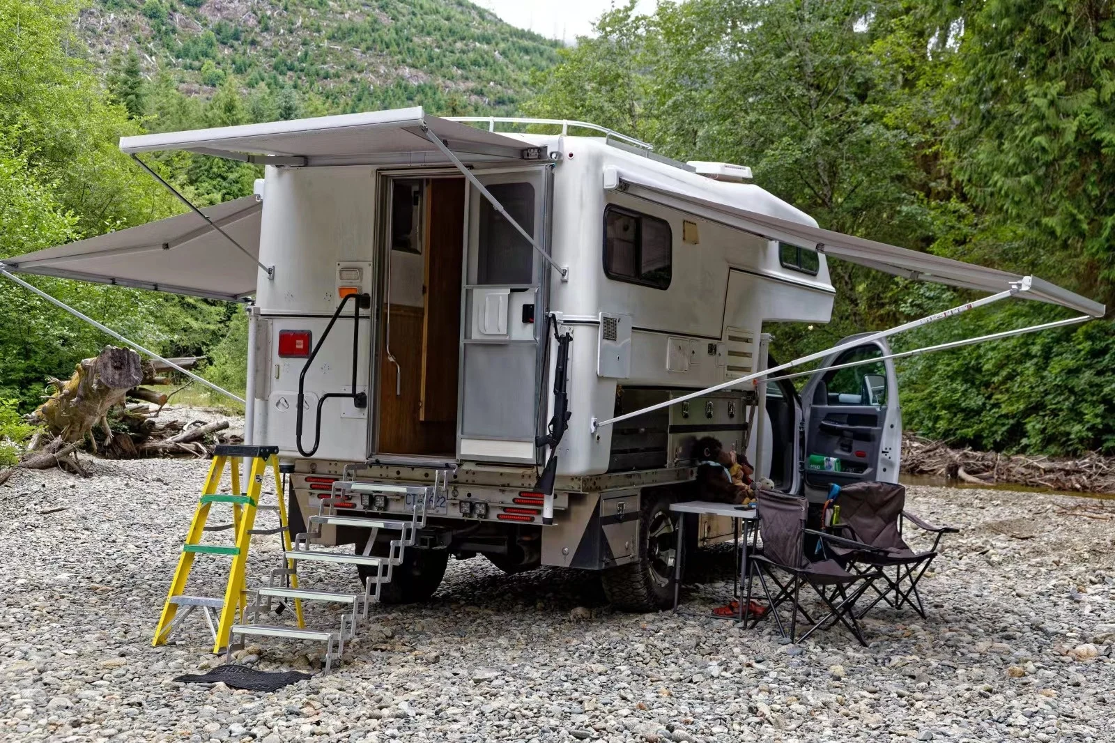 Lightweight Manual Electric RV Awning Sunshade For Motorhome Caravan With LED Lighting
