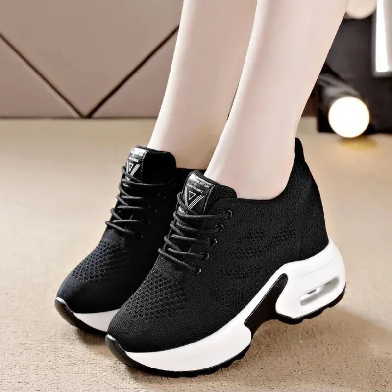 Sneakers Kasual Bersirkulasi Jaring Wanita Wedges Hak Platform Musim Semi Wanita Sepatu Vulkanisir Wanita Rajut 2023 Penambah Tinggi