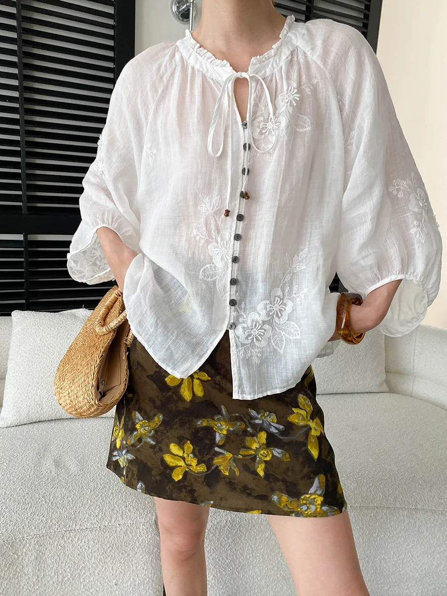 Sommerliches, einfarbiges Damen-Shirt in Schwarz mit Fungus-Edge-Spitze, schwerer Stickerei und Laternenärmeln. – Detail 28