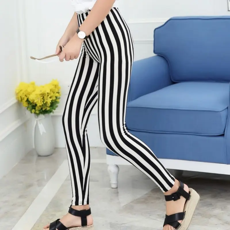 Damskie legginsy ze średnim stanem do kostek, czarne, białe, pionowe paski