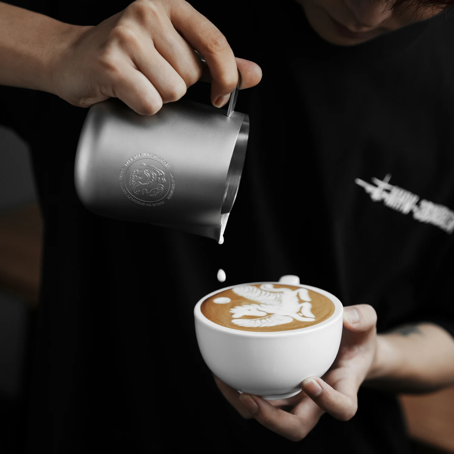 MHW-3BOMBER FF 650 مللي إبريق مزبد الحليب، إبريق حليب باريستا من الفولاذ المقاوم للصدأ الاحترافي لملحقات مقهى القهوة واللاتيه