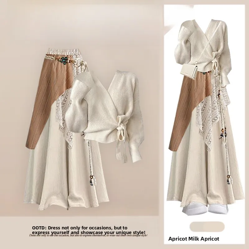 

Осенний вязаный комплект из двух предметов: женский элегантный топ и повседневные юбка-брюки. Модный и стильный ансамбль.