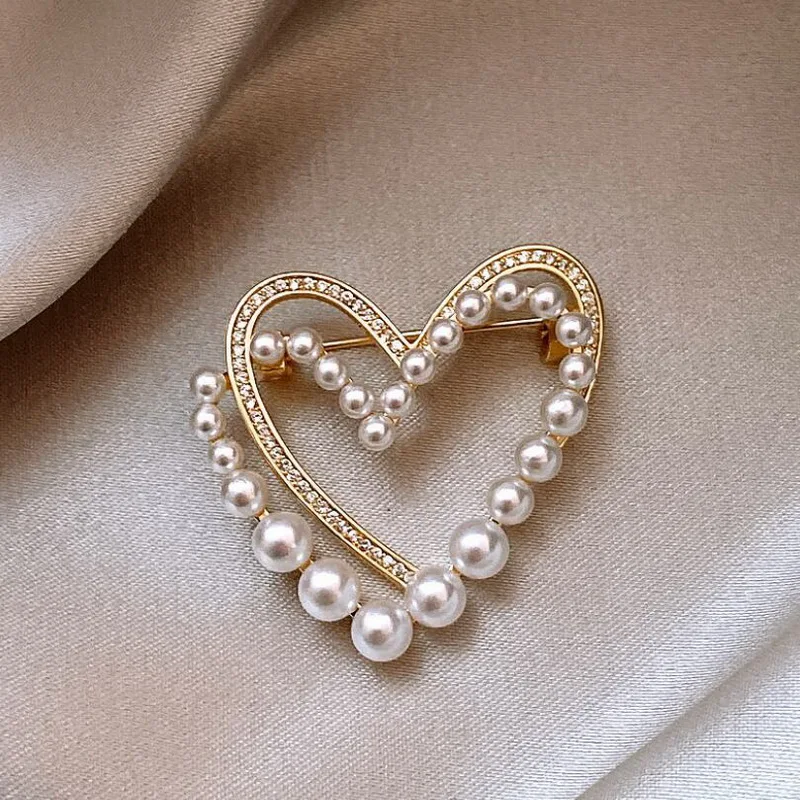 Einzigartige Doppels chicht Herz Broschen für Frauen elegante Strass Imitation Perle Herz Stifte Pullover Strickjacke Schnalle Schmuck – Detail 7