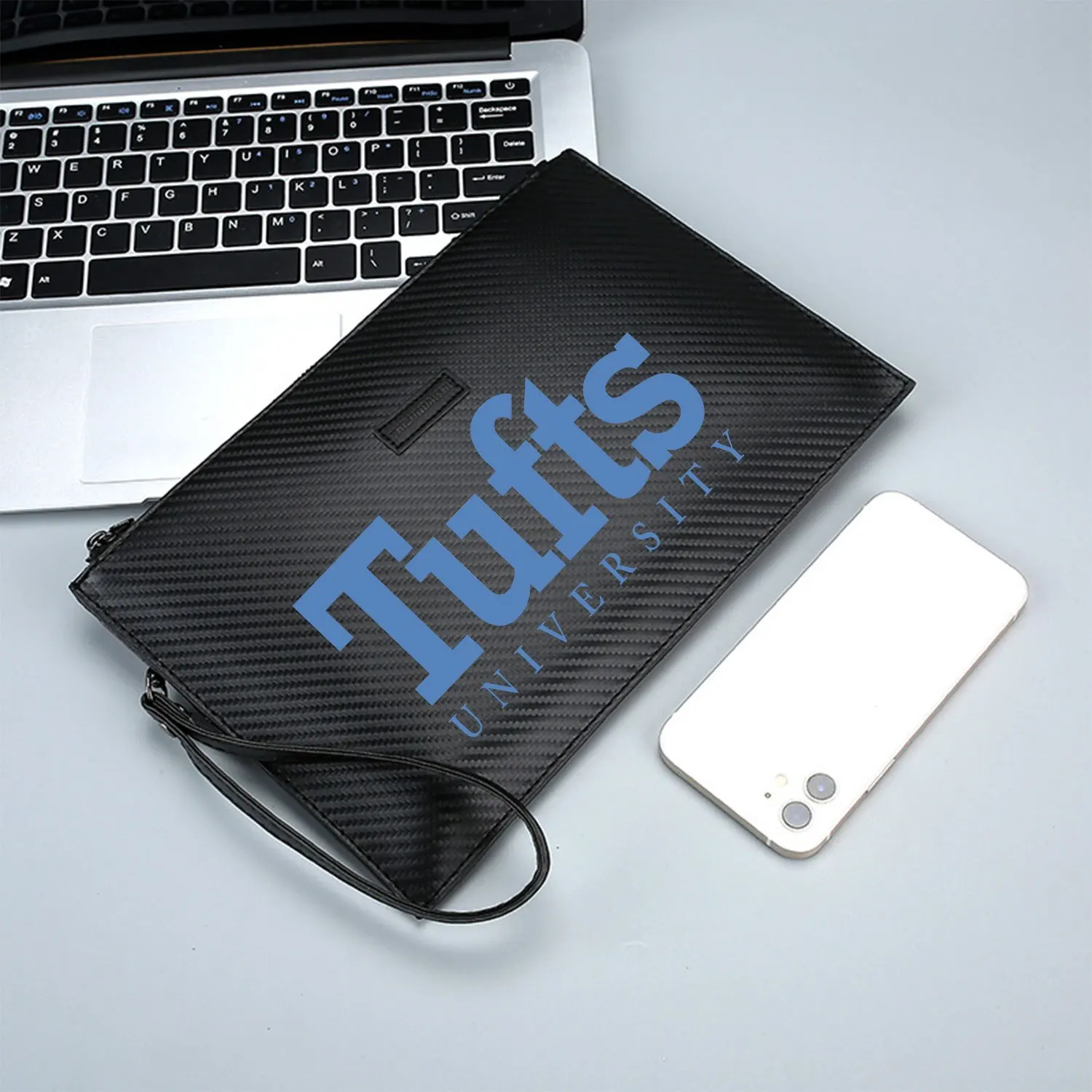 タフツ大学の青い文字のロゴがエレガントにプリントされたPUメンズハンドバッグ、日常使いにファッショナブルで実用的