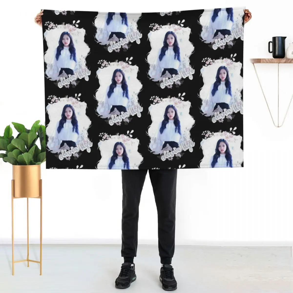

Loona - Olivia Hye Throw Blanket Men's Soft Warm Throw Blanket for Couch