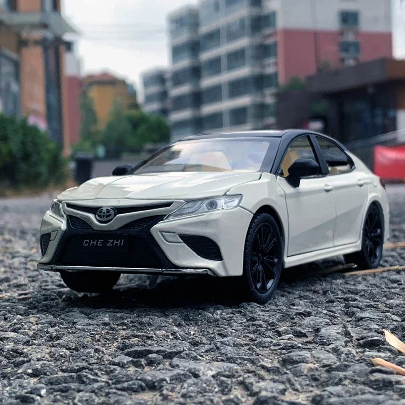 1:24 Toyota Camry Alloy Car Model Toys For Boy 6 Doors Can Be Opened Metal Body Plastic Chassis Rubber Tire A165