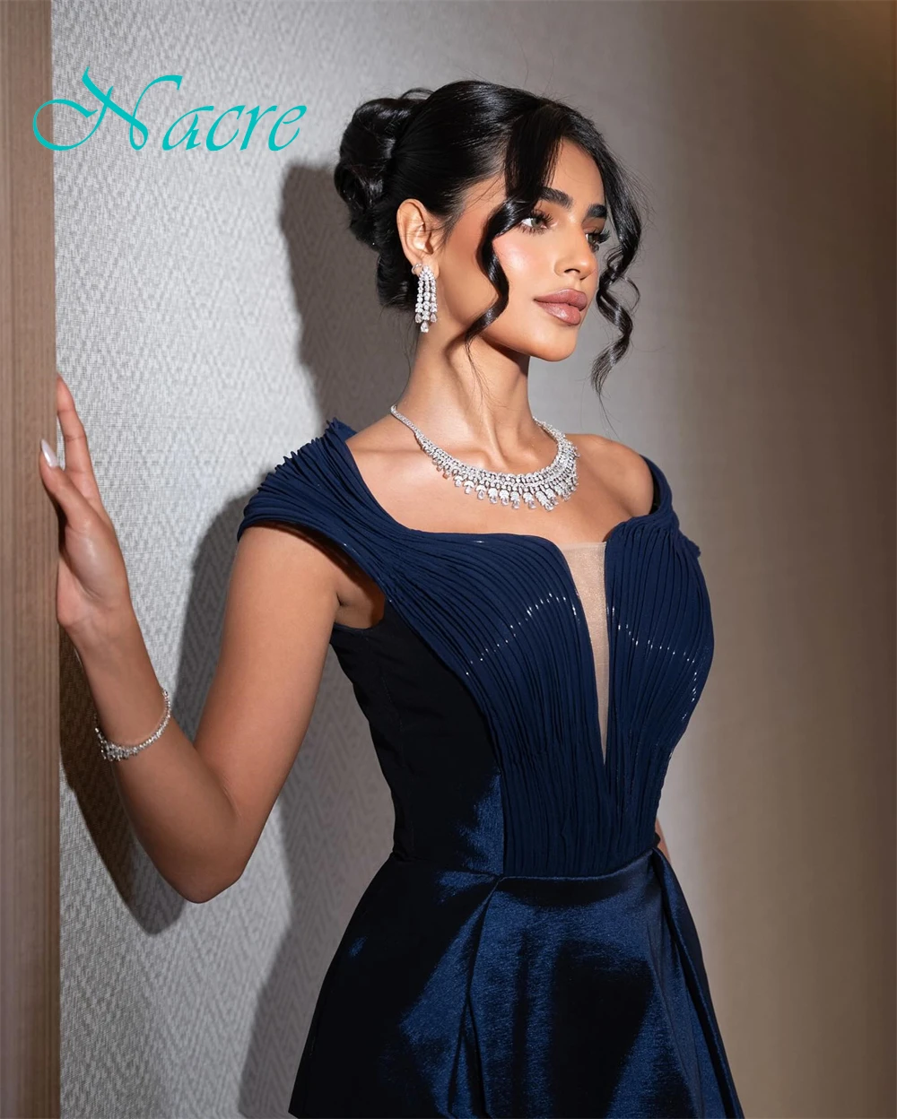 فستان سهرة رائع مخصص برقبة قارب من الساتان الرقيق للحفلات الراقصة فساتين فاخرة قبالة الكتف للمناسبات الخاصة