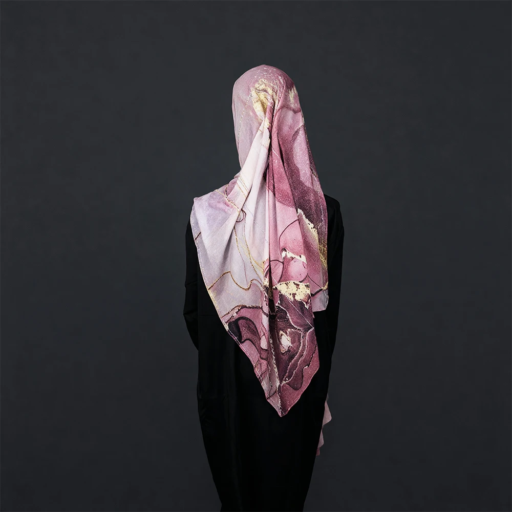 ผ้าคลุมศีรษะชีฟองแบบหรูหรา พิมพ์ลายสีน้ำชมพูทอง ประดับด้วยคริสตัลระยิบระยับ ผ้าคลุมศีรษะแบบอาหรับน้ำหนักเบาสำหรับผู้หญิง ​