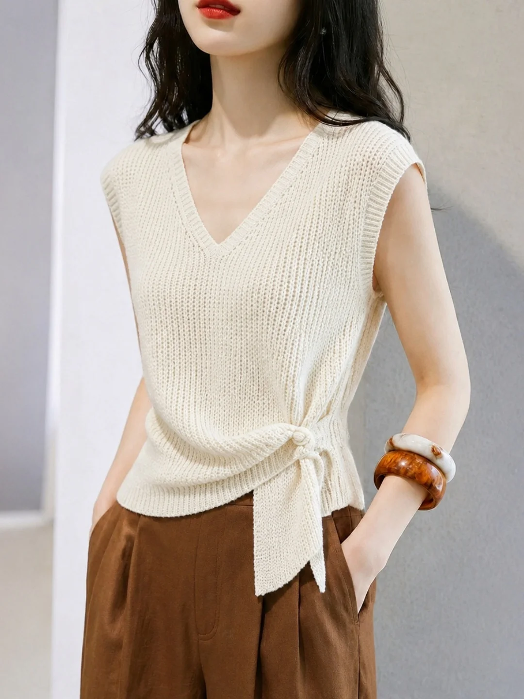

Elegant V-Neck Ice Silk Knitted Top Women's Simple Stylish Summer New Arrival Commute Friendly Sleeveless Straight Cut Knitwear