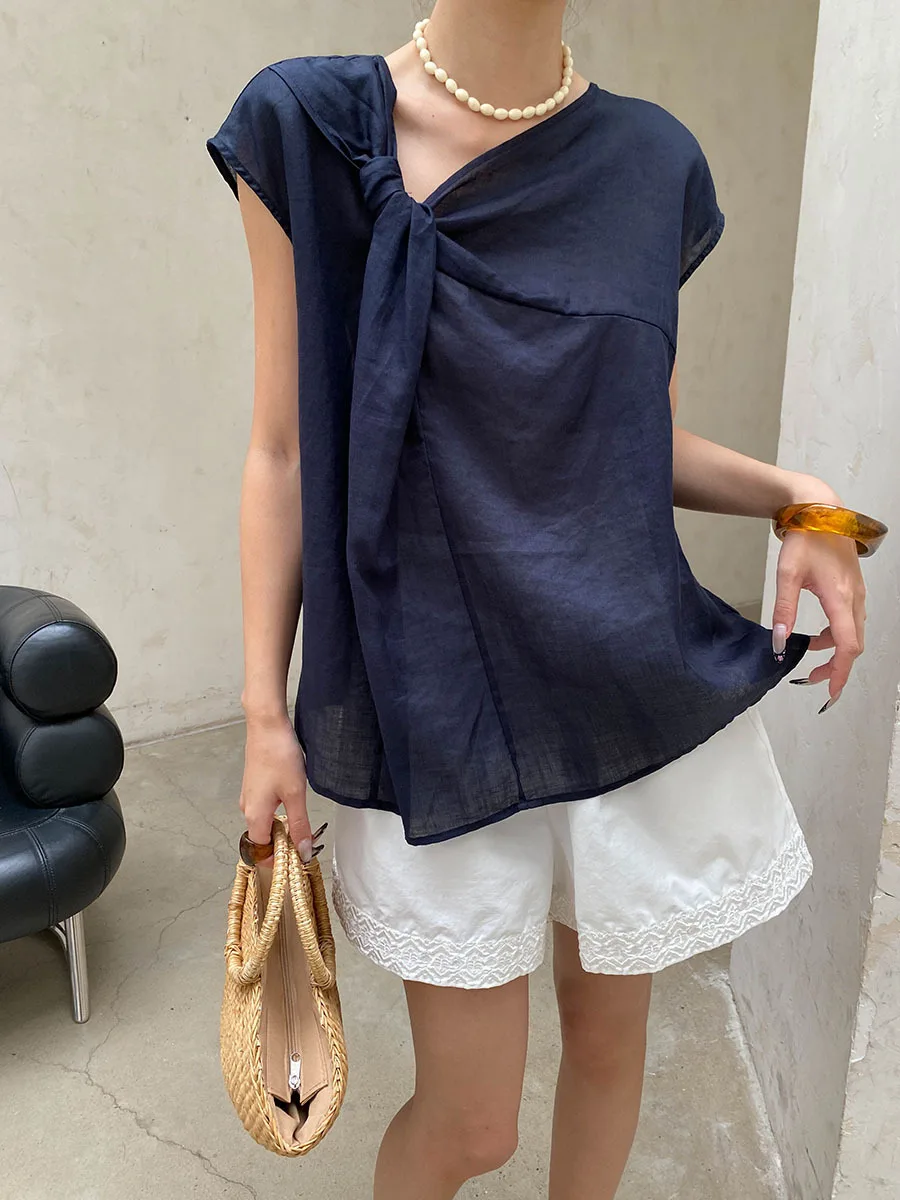 Sommerliches Damen-Shirt in unregelmäßiger, einfarbiger Ausführung mit gedrehten, lockeren und schmal geschnittenen Ärmeln. – Detail 22