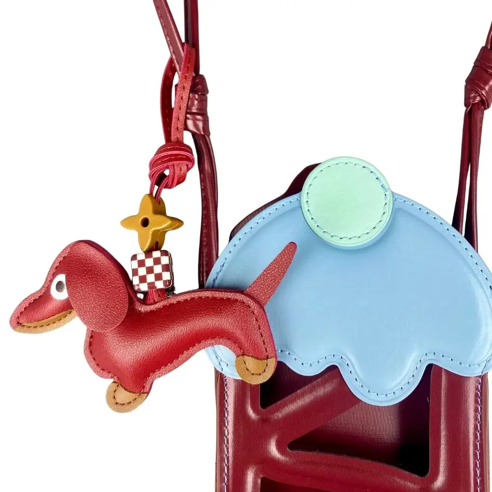 Llavero de cuero de perro salchicha con trébol de cuatro hojas y abalorio de cuentas a cuadros, costuras detalladas, regalo lindo único, cuero PU