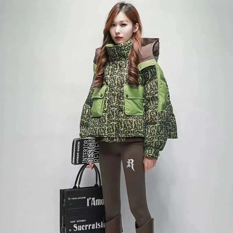 

Женский пуховик с цветными блоками в европейском стиле, 2021, короткий, толстый, теплый пуховик, модная куртка с капюшоном и принтом