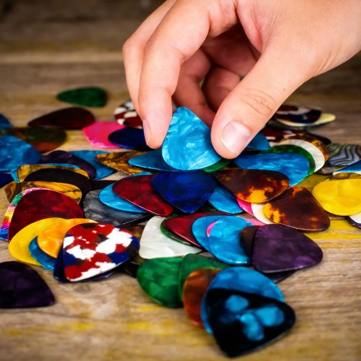 84 peças de Palhetas de Guitarra de Celuloide 0.46mm, Plectrums Padrão em Cores Sortidas para Guitarra Acústica/Eletroacústica, Baixo, Mandolim, Guitarra ZSY
