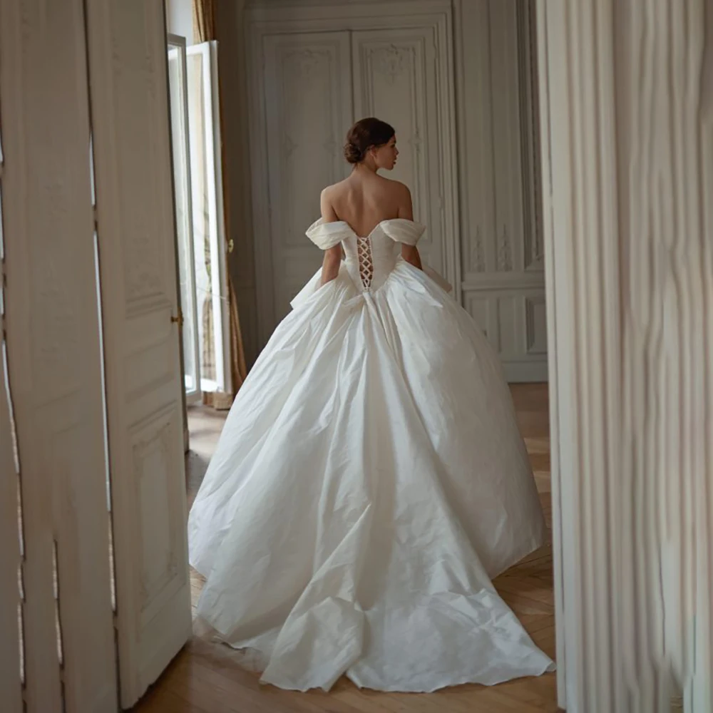 ZIBUYU Trendiges schulterfreies Satin-Hochzeitskleid mit Schnürung am Rücken, voluminöser Ballkleidrock, langer Zug, elegantes romantisches Brautkleid