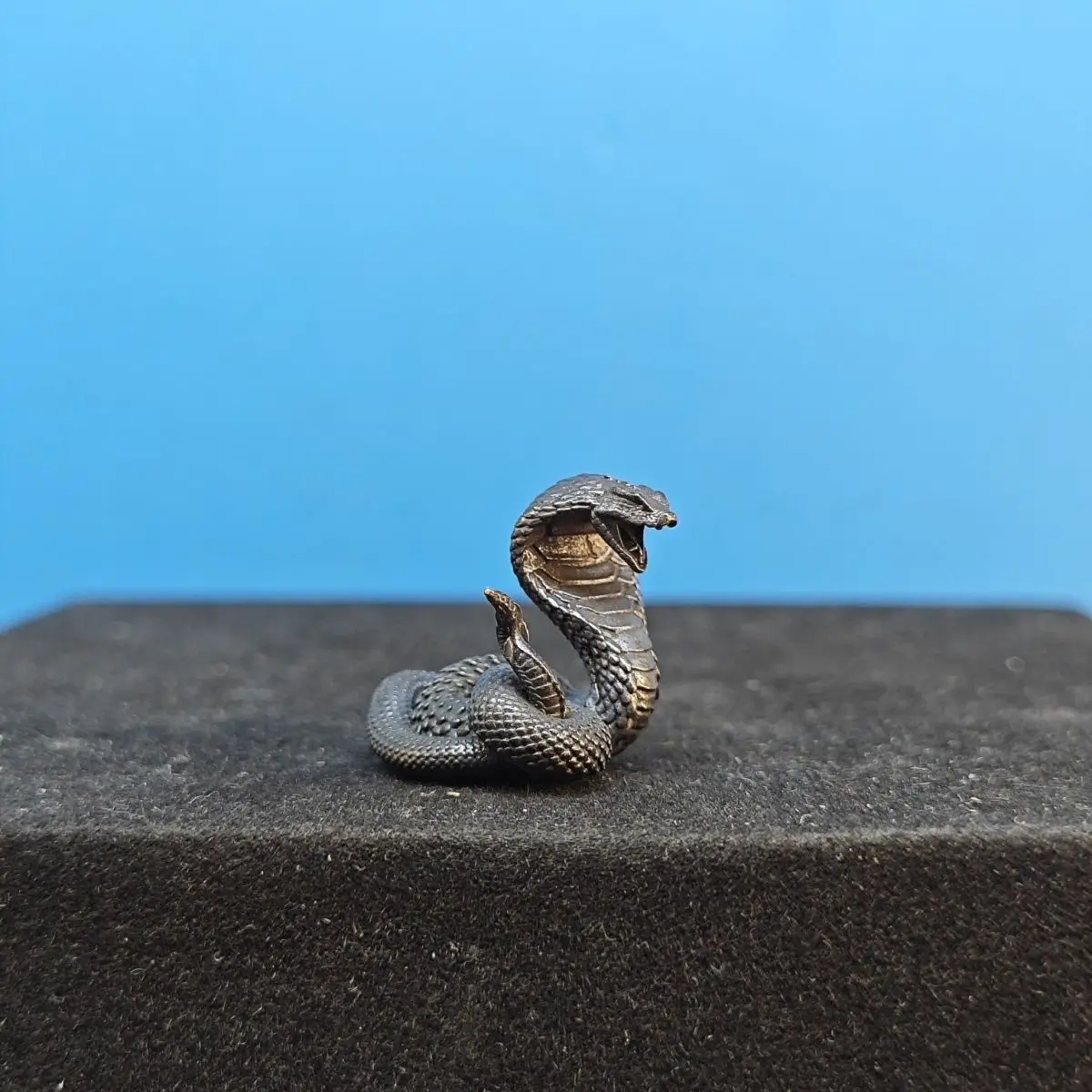

​​Mini Handmade Brass Realistic Cobra Sculpture - Zodiac Snake Statue,Metal Art Piece for Desk, Luxury Home Office Decor​​