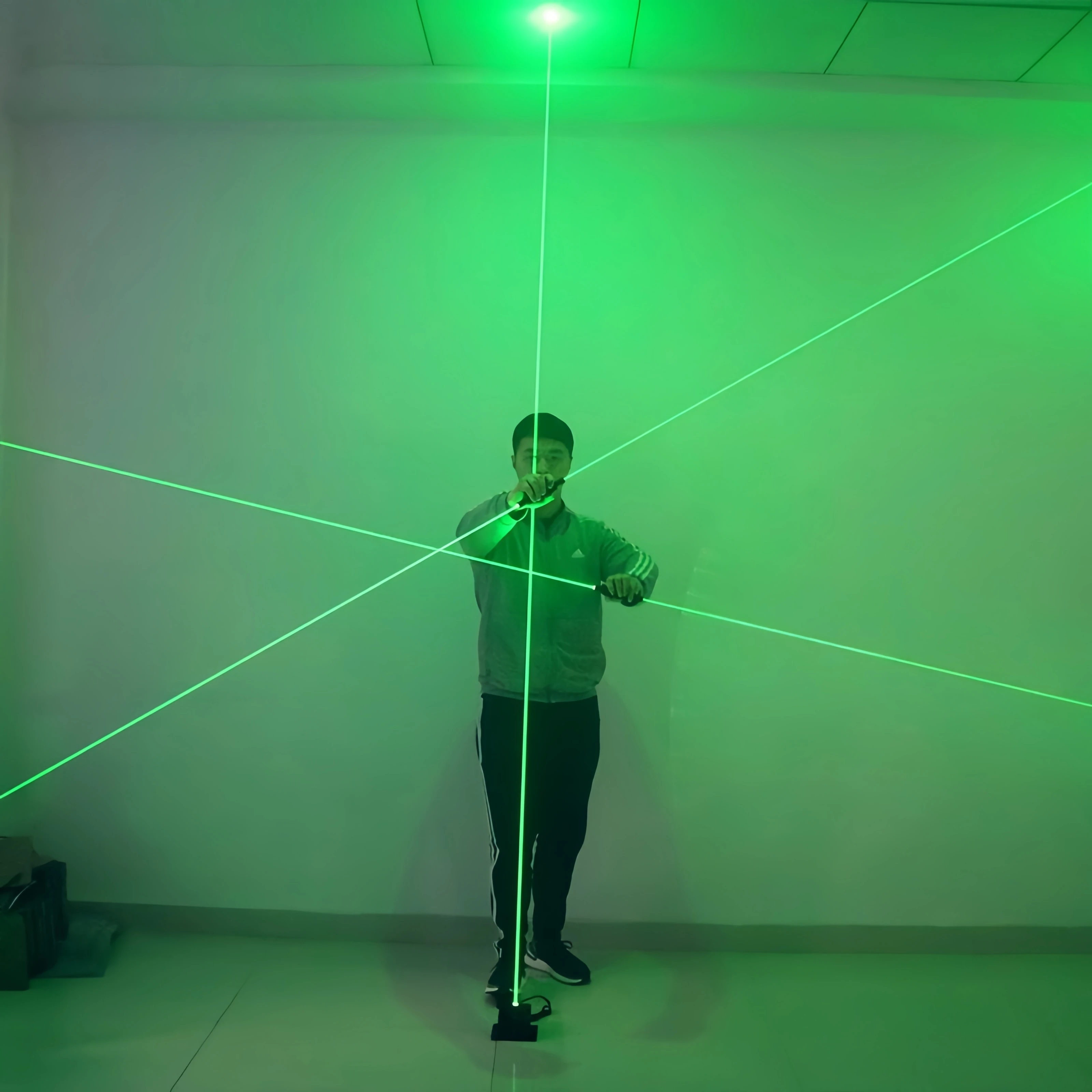 سيف ليزر فلورسنت كبير، عرض سحر - مراجعة Industrial Laser Beam وسعره