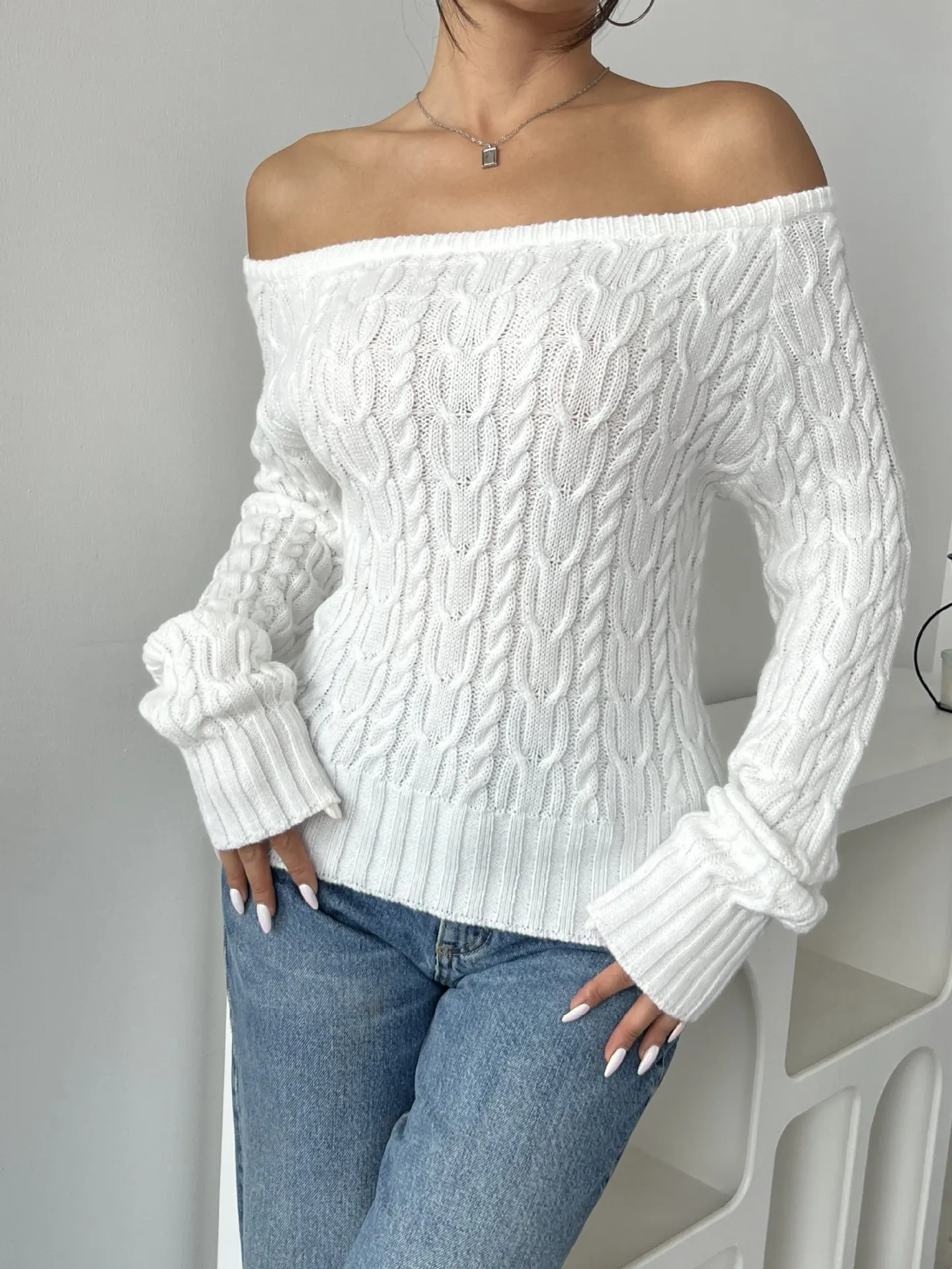 

Pullover Round Neck Twist Inside Knitted Sweater Women's Autumn and Winter New Niche Versatile Top Sweater