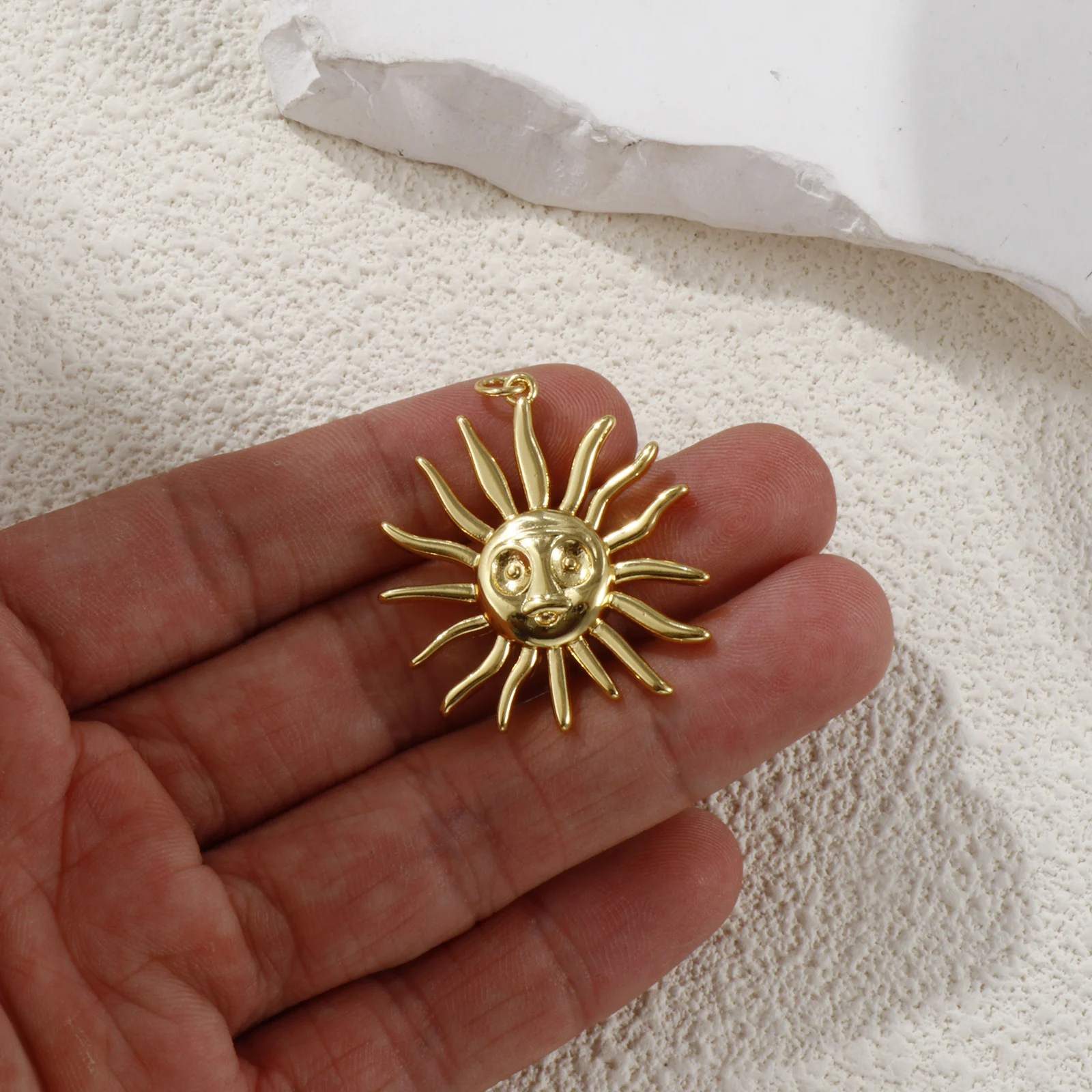 1 قطعة الكلاسيكية النحاس غالاكسي المعلقات لصنع المجوهرات 18K الذهب الحقيقي مطلي الشمس ابتسامة قلادة Findings بها بنفسك النتائج 3.6 سنتيمتر x 3 سنتيمتر