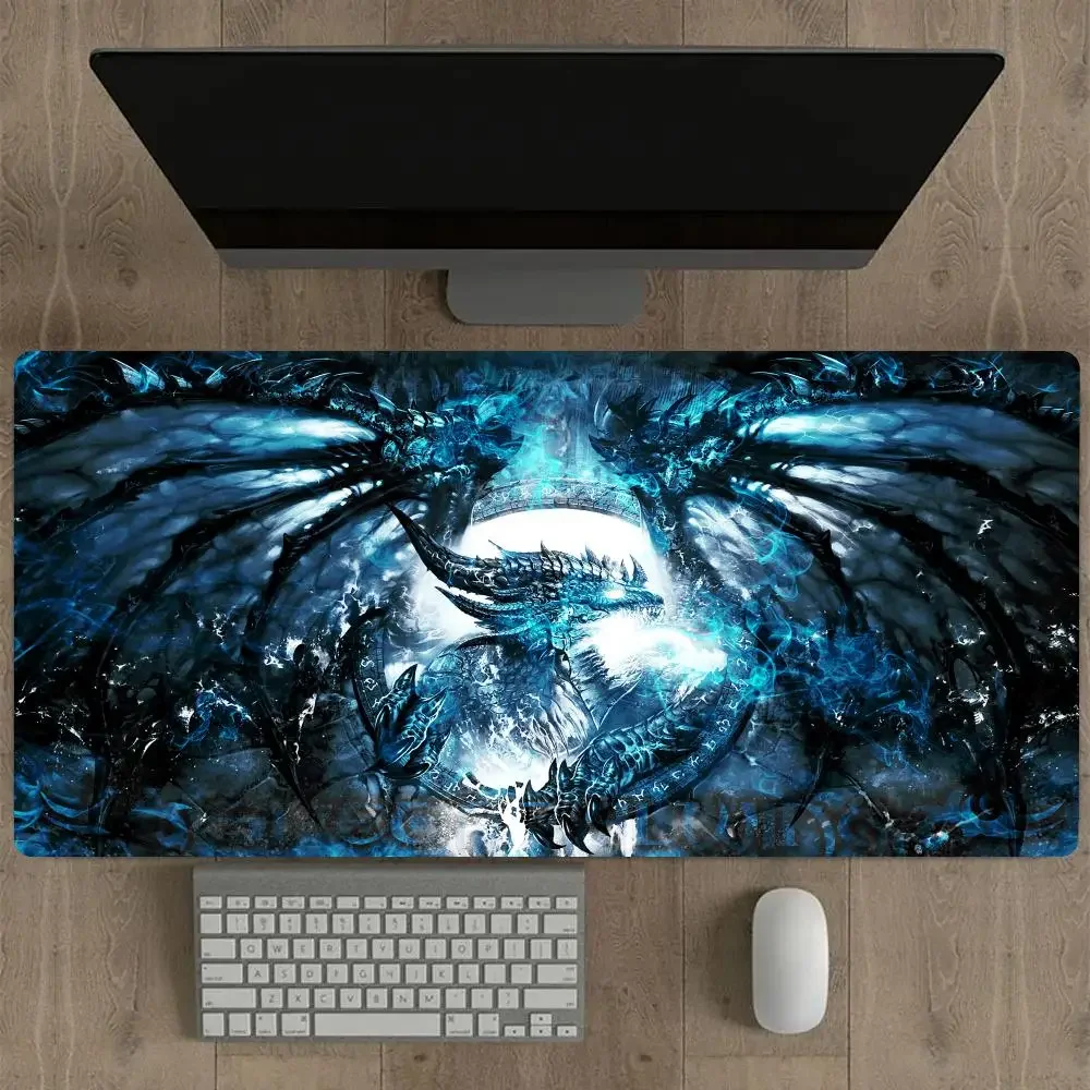 แผ่นรองเมาส์ลายมังกรยักษ์พ่นไฟวิเศษ แผ่นรองโต๊ะ XXL แผ่นรองเล่นเกม อุปกรณ์เสริมสำหรับคอมพิวเตอร์ แผ่นรองคีย์บอร์ด ยางกันลื่น