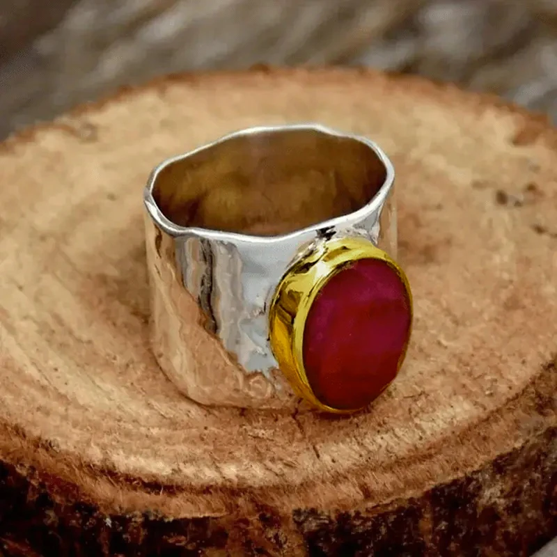 Huitan Vintage Großer Ovaler Roter Zirkonia Zweifarbiger Ring für Damen Vintage Gehämmerter Breiter Fingerring Täglicher Party-Luxusschmuck