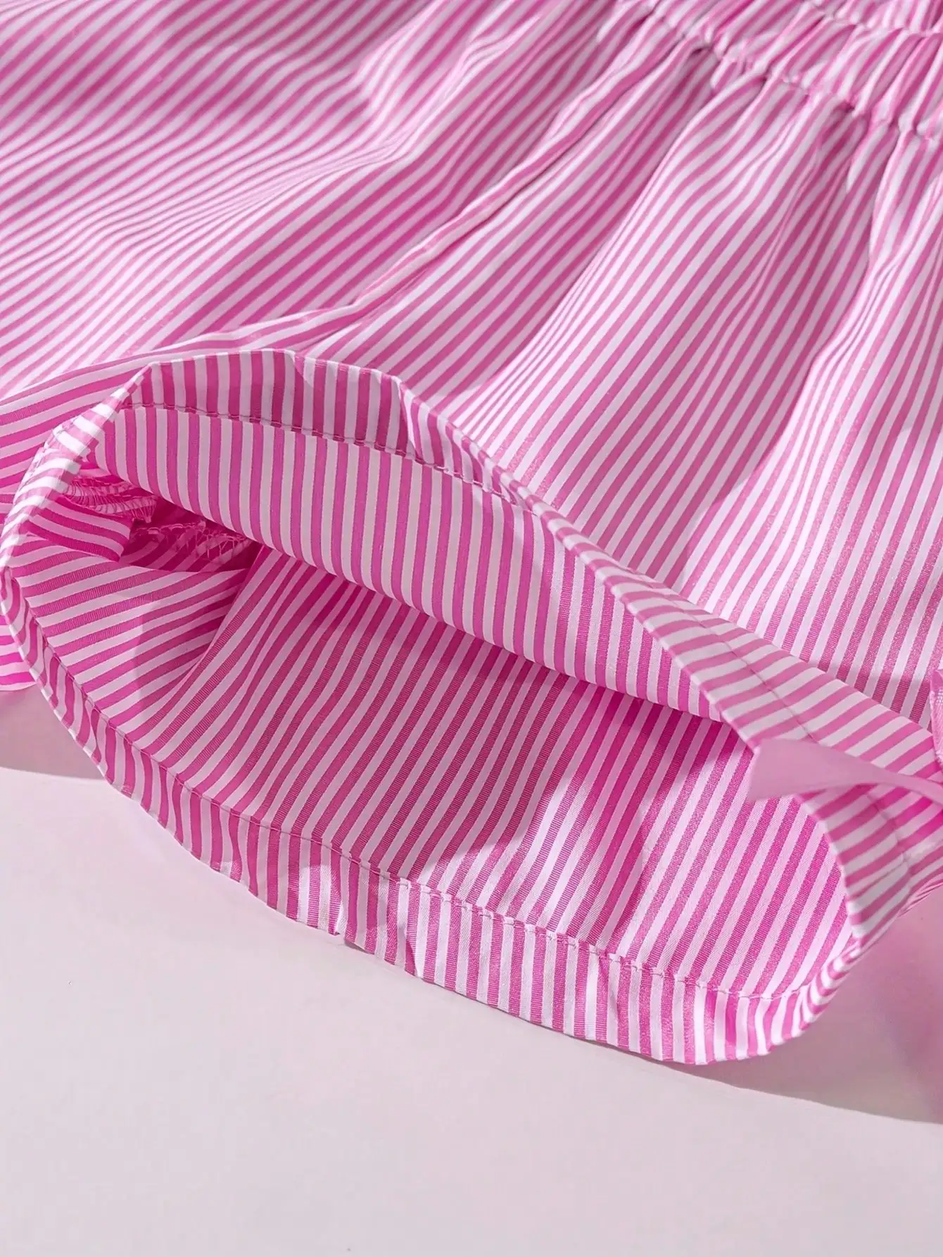 Modisches zweiteiliges Set für Mädchen: rosa-weiß gestreifter Rundhalspullover mit Schnürung, Schleife und Rüschenrand + rosa gestreifte Schmetterlings-Shorts. – Detail 8