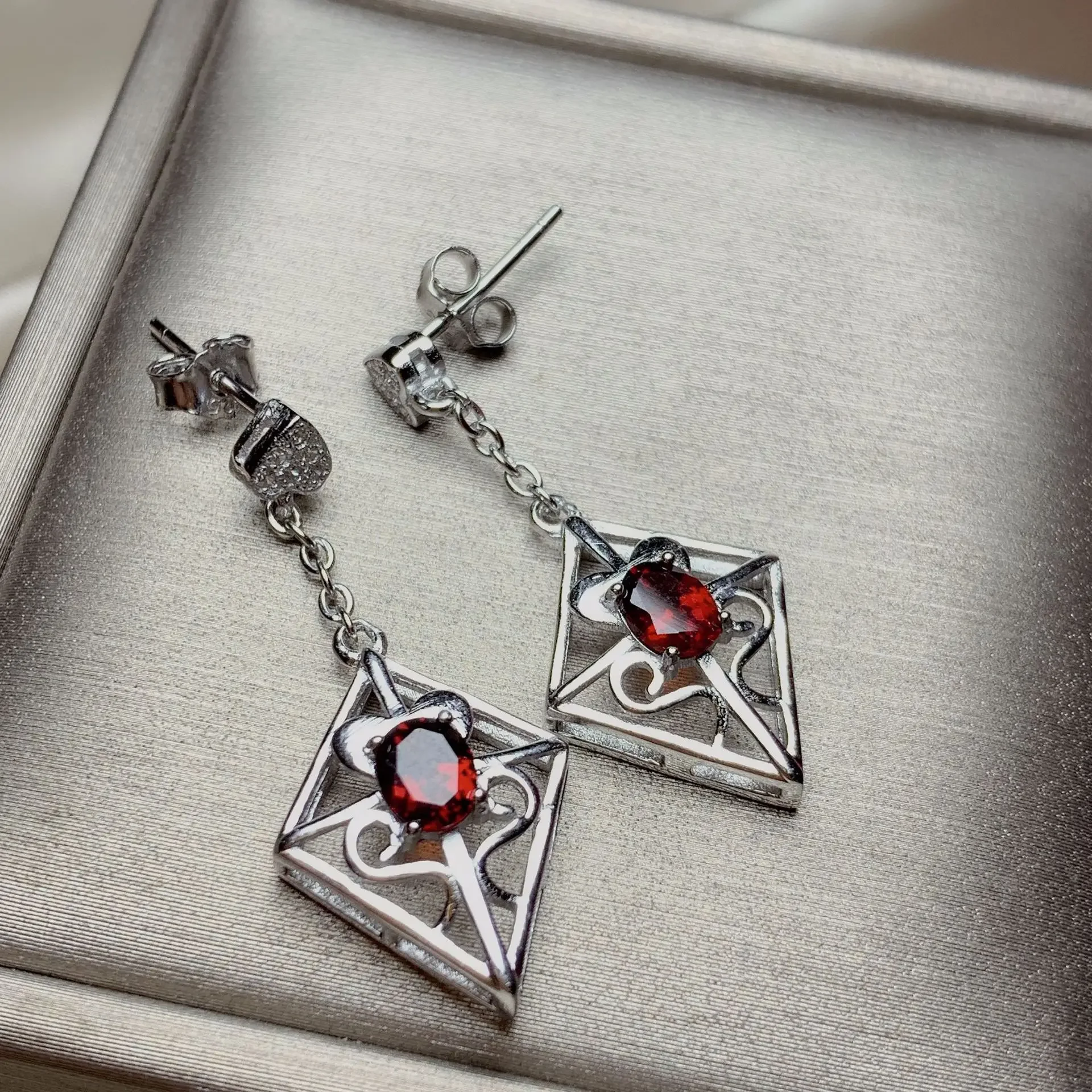 

Дизайнерские стильные серебряные серьги-капли для вечеринки 4 мм * 5 мм, винно-красные серьги с натуральным гранатом, серебро 925 пробы, ювелирные изделия с гранатом