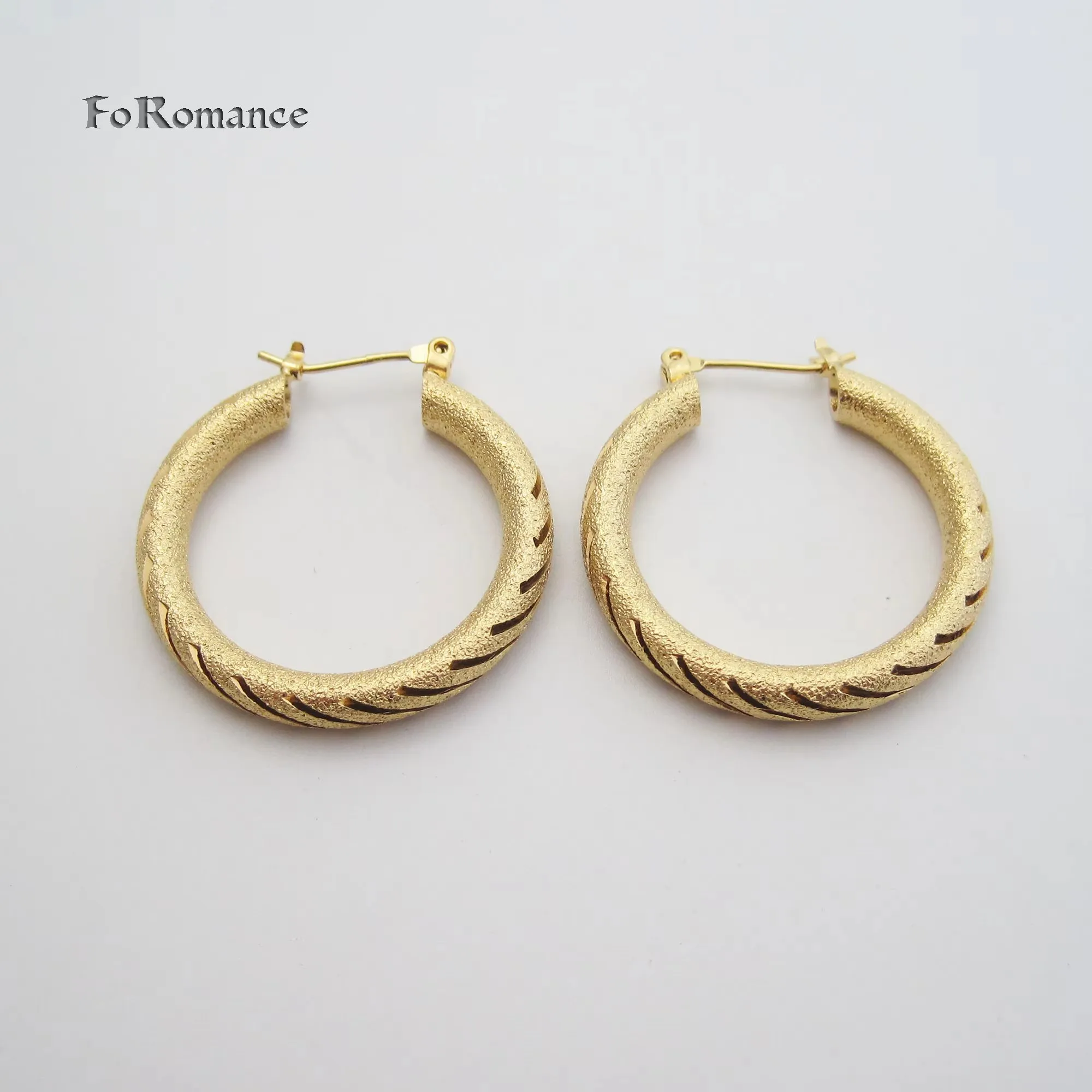 SHINNING SCRUB SURFACE YELLOW GOLD COLOR ROUND HOOP EARRING DIA 30MM HOLLOW BAND WIDTH 4MM WITH LINES CARVE GREAT GIFT
