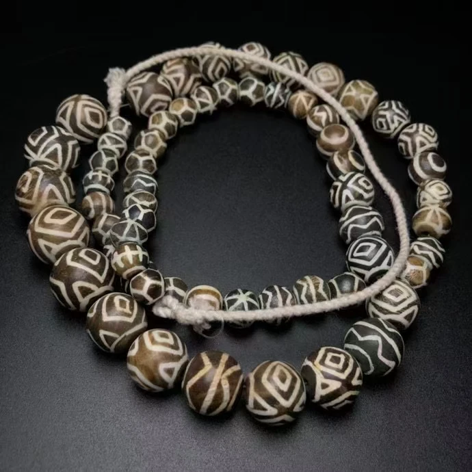 Tibetan region returns to West Asia with old craftsmanship, inlaid with weathered wood fossils, Tianzhu Buddha bead necklace