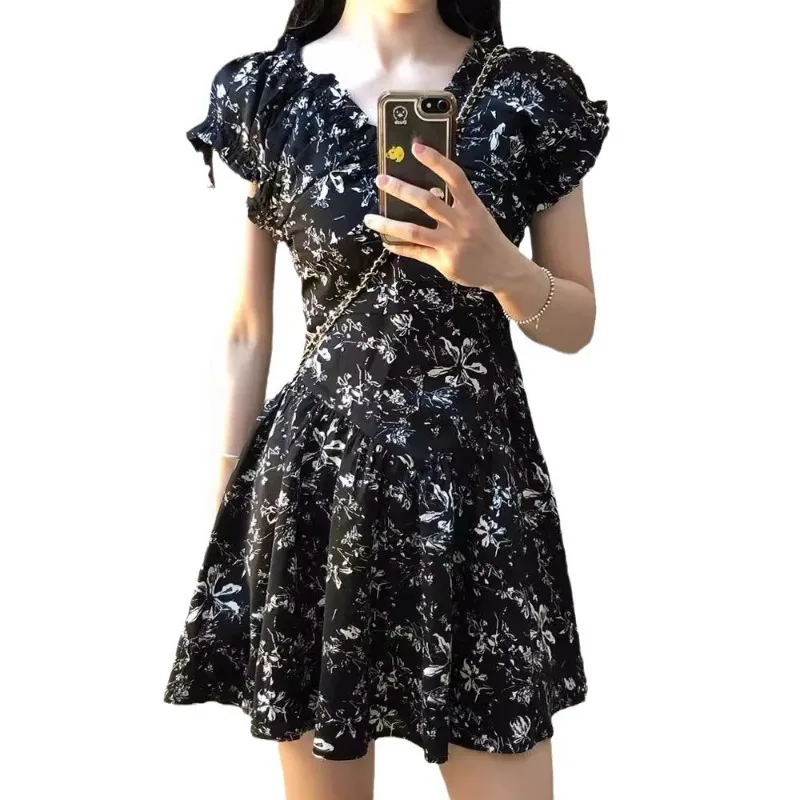 

Новинка 2025 года, винтажная уличная одежда, элегантное черное мини-платье трапециевидной формы, летние женские черные платья в стиле ретро с v-образным вырезом, тонкие платья с цветочным узором и принтом